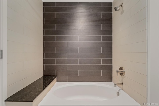 bathroom with tiled shower / bath