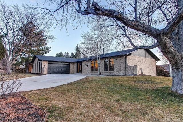 view of front facade featuring a garage and a front yard