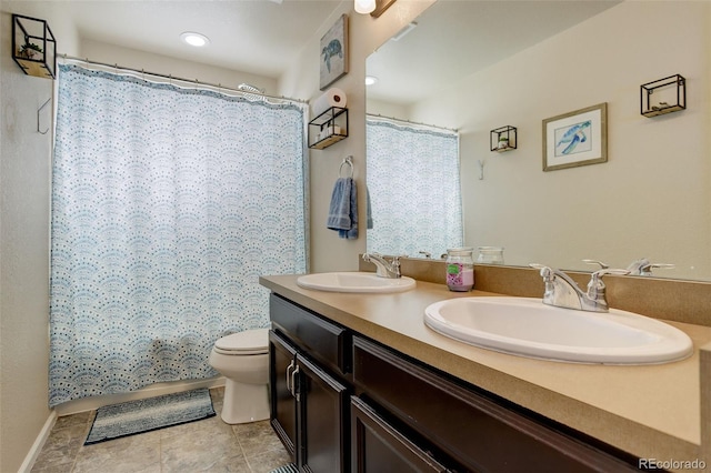 full bathroom with a shower with curtain, a sink, toilet, and double vanity