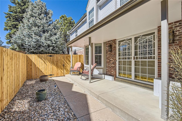 7559 S Ivanhoe Cir, Centennial, CO 80112 - porch featuring a gate