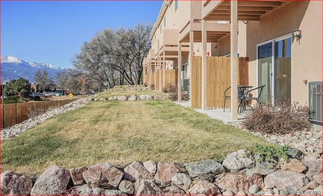 view of yard featuring a mountain view