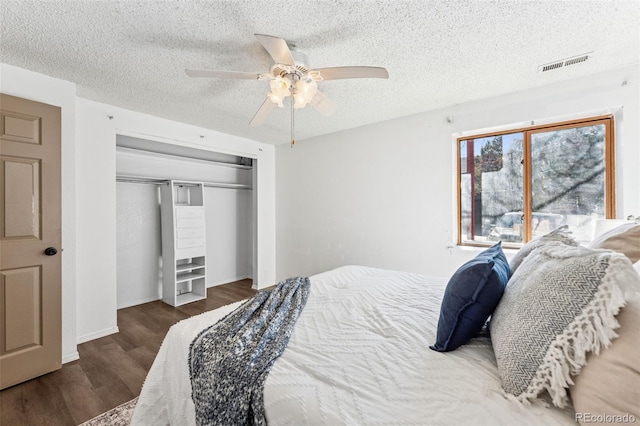 6447 Jonathan Ct, Colorado Springs, CO 80918 - bedroom featuring a closet, a textured ceiling, visible vents, ceiling fan, and wood finished floors