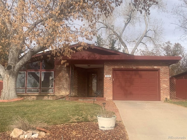 view of front facade with a garage and a front yard