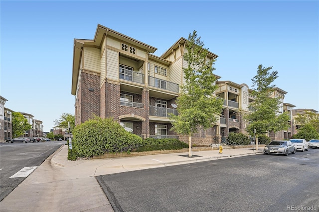 view of apartment building / complex