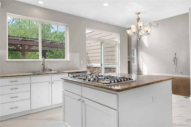 23870 E Dorado Pl, Aurora, CO 80016 - kitchen featuring light marble finish flooring, a sink, stainless steel gas cooktop, recessed lighting, and white cabinets