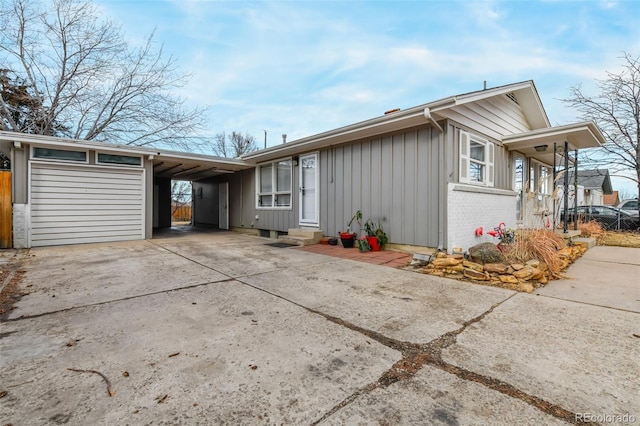 view of front of house featuring a carport