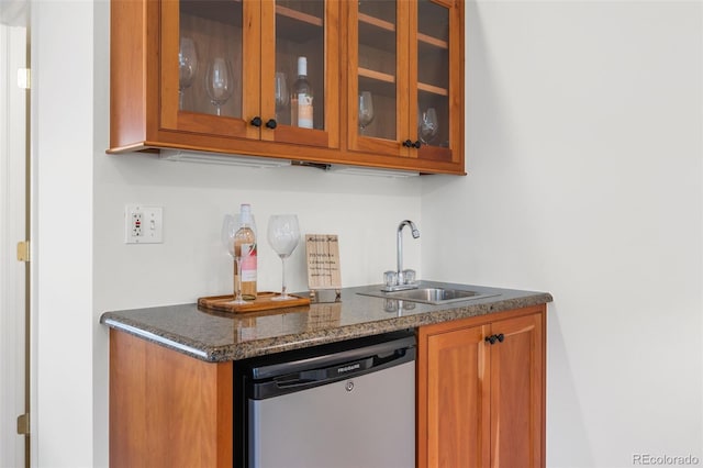 4185 Red Rock Dr, Larkspur, CO 80118 - indoor wet bar with dishwashing machine