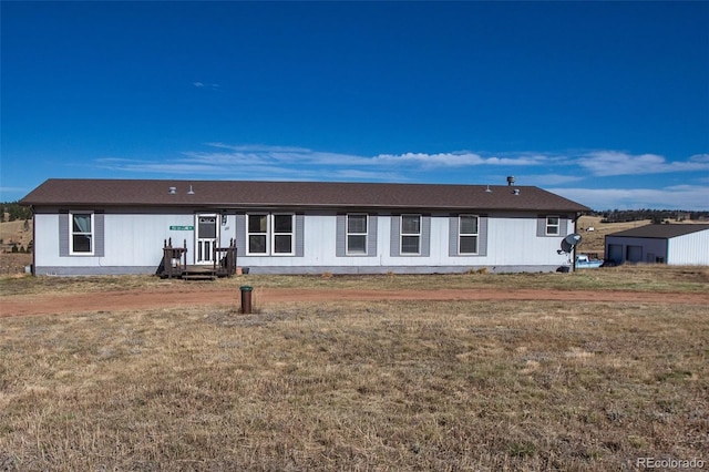 single story home featuring a front yard