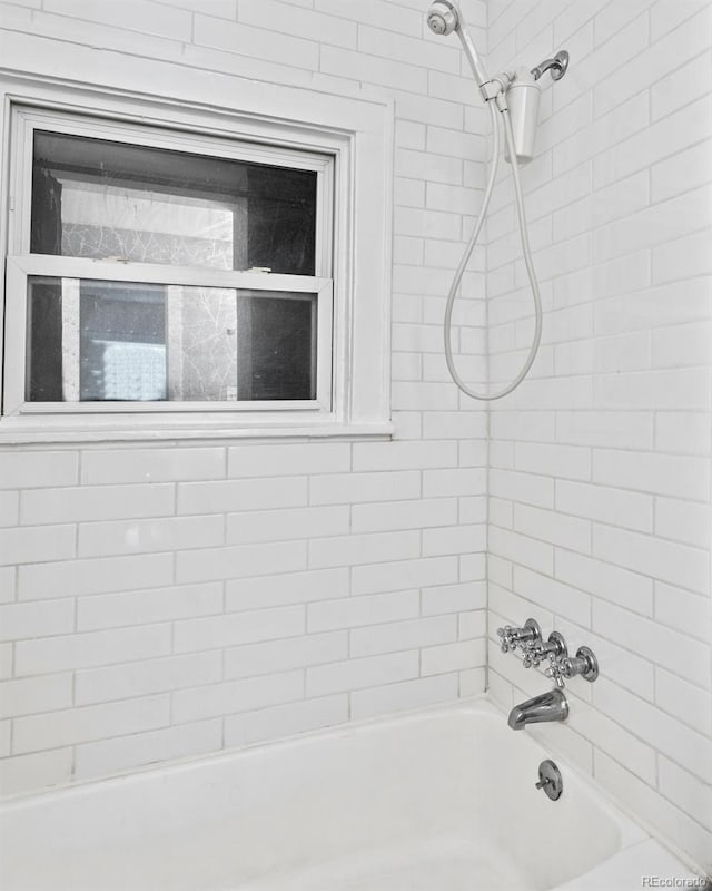 bathroom featuring tiled shower / bath combo