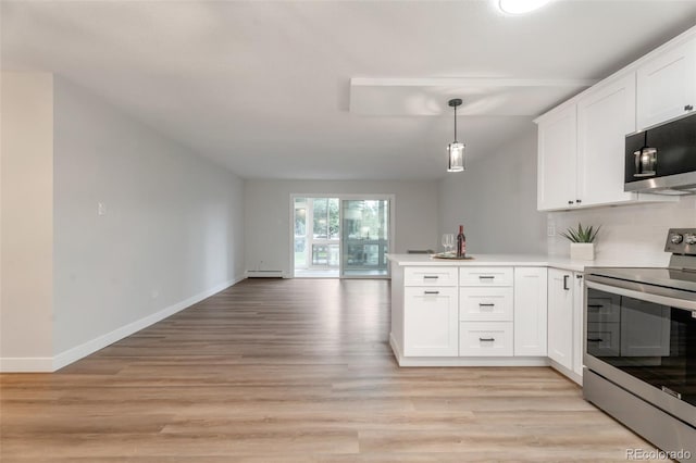 625 S Alton Way Unit 3A, Denver, CO 80247 - kitchen with stainless steel appliances, open floor plan, a peninsula, light wood finished floors, and white cabinets