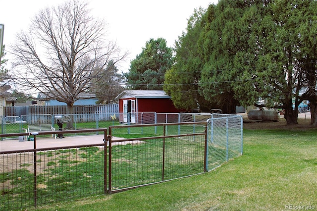 view of yard featuring an outdoor structure