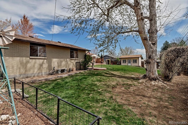view of yard with an outbuilding