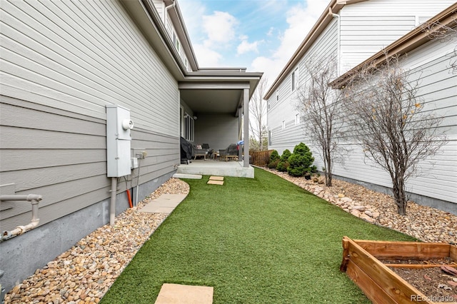 view of yard featuring a patio area