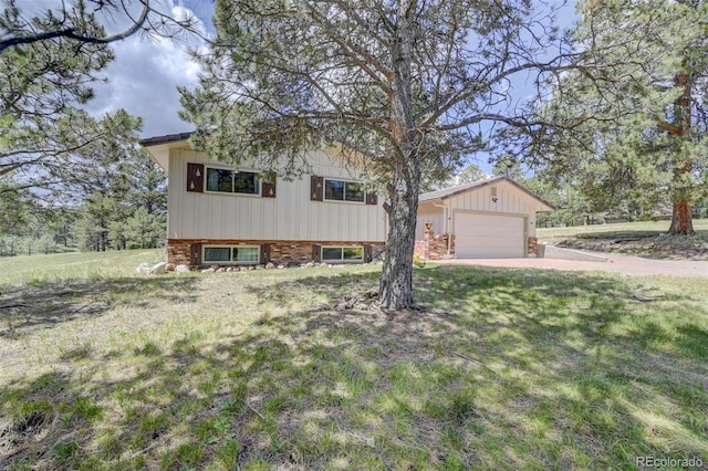 view of front of home featuring a garage and a front yard