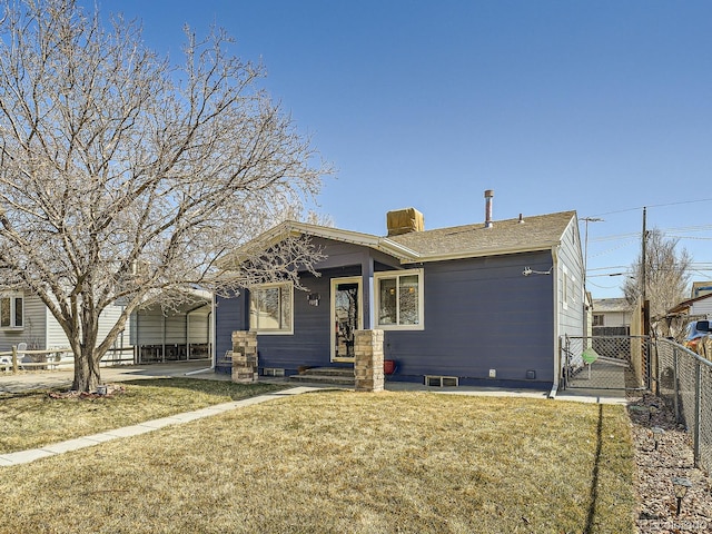 view of front facade featuring a detached carport, fence, and a front yard