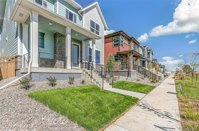 view of front of house featuring a porch and a front yard