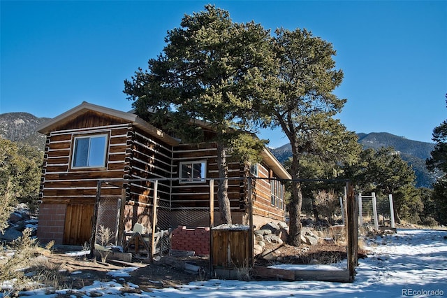 view of front of house featuring a mountain view