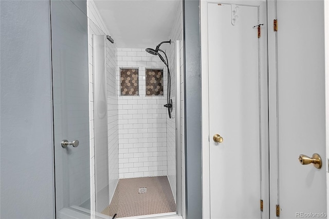 bathroom featuring tiled shower