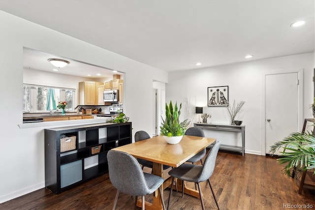 dining area featuring recessed lighting, dark wood-style floors, and baseboards