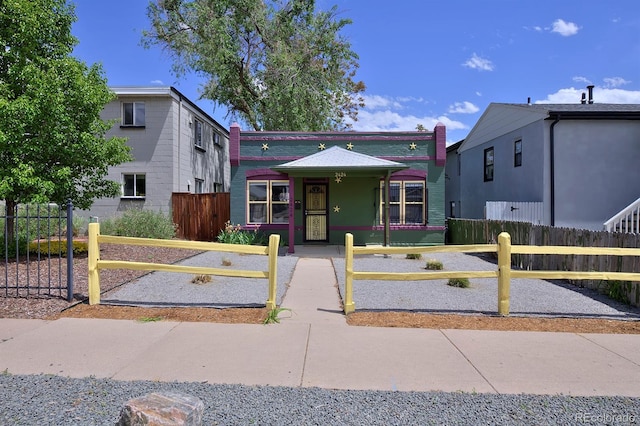 view of front facade featuring a fenced front yard