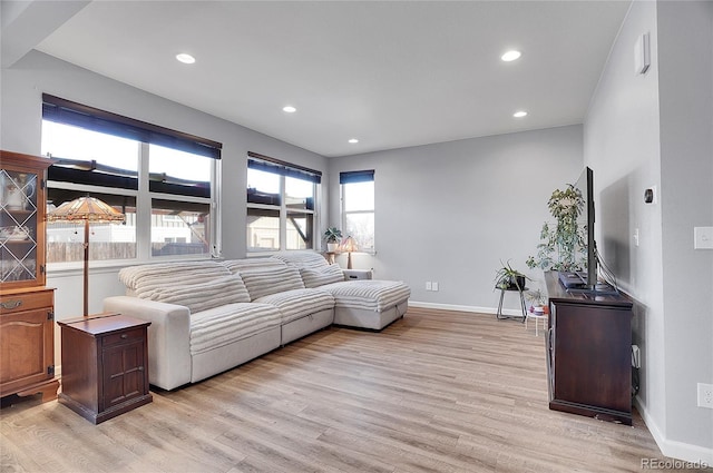 living room featuring light wood-style floors, baseboards, and recessed lighting