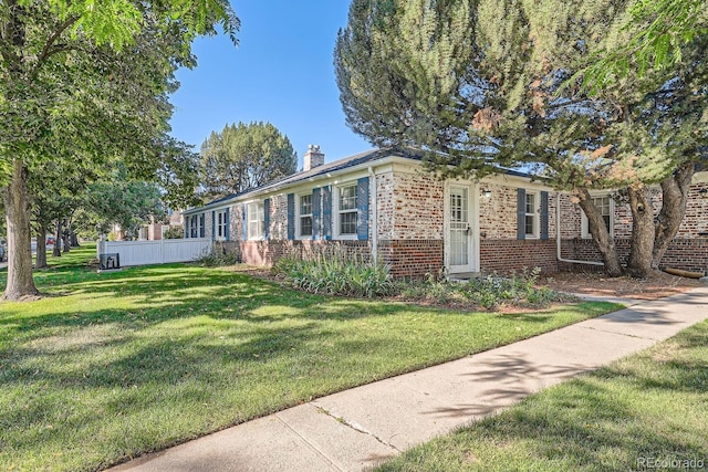 single story home featuring a front lawn