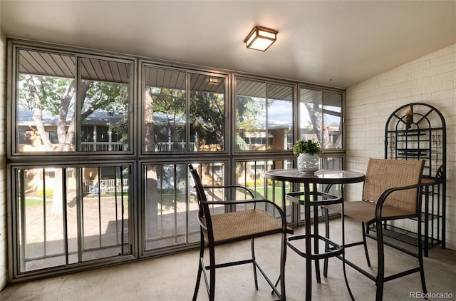 sunroom with lofted ceiling