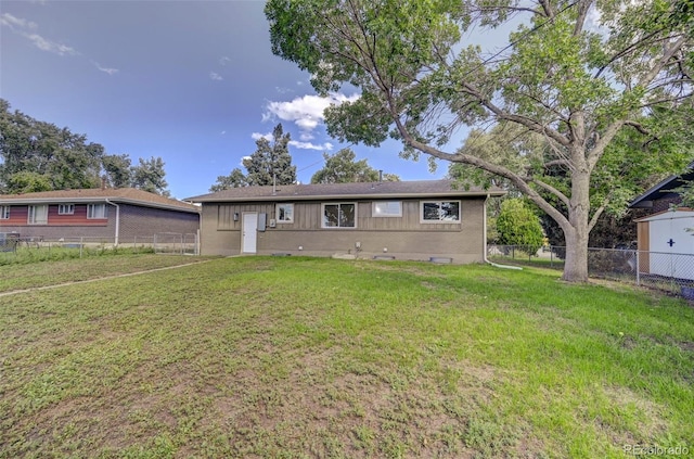 single story home with a front lawn