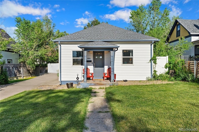 view of front of house featuring a front lawn