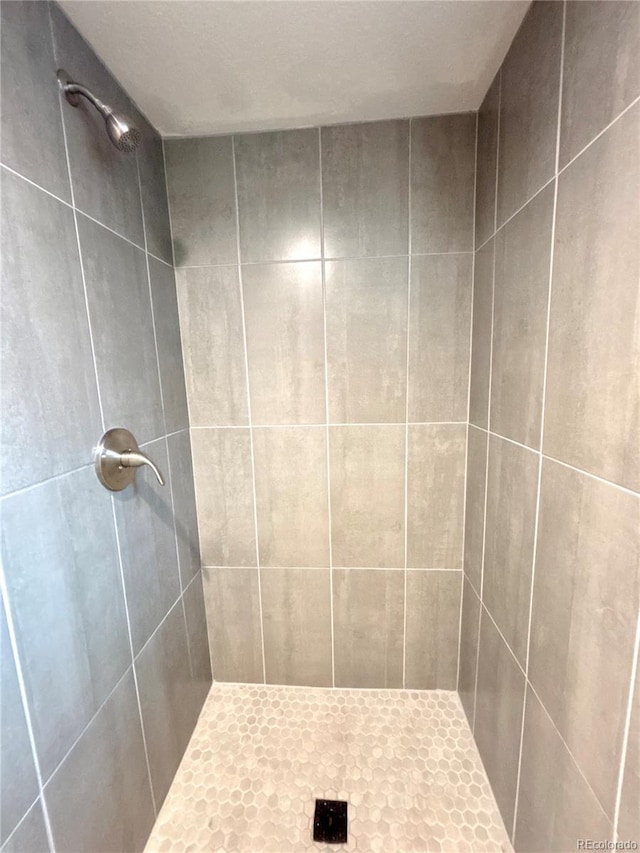 bathroom featuring tiled shower