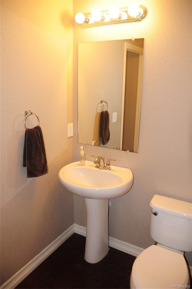 4746 Raven Run, Broomfield, CO 80023 - half bath featuring baseboards, toilet, and a sink