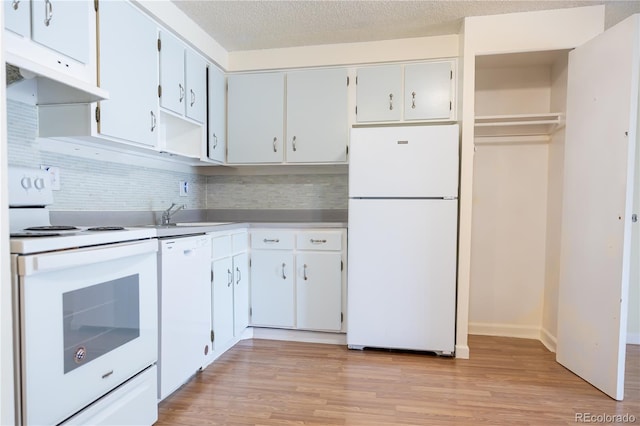 1302 S Parker Rd Unit 134, Denver, CO 80231 - kitchen featuring white appliances, backsplash, light wood-type flooring, light countertops, and under cabinet range hood