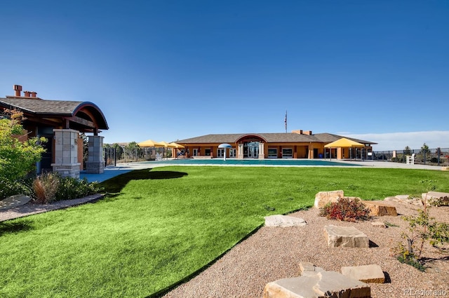 view of yard featuring a pool