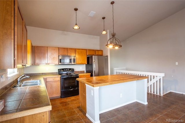 kitchen with sink, appliances with stainless steel finishes, hanging light fixtures, high vaulted ceiling, and a center island