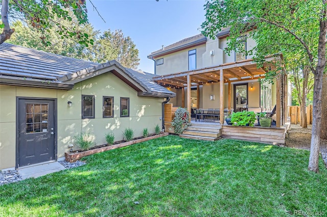 view of front of house featuring a wooden deck and a front yard