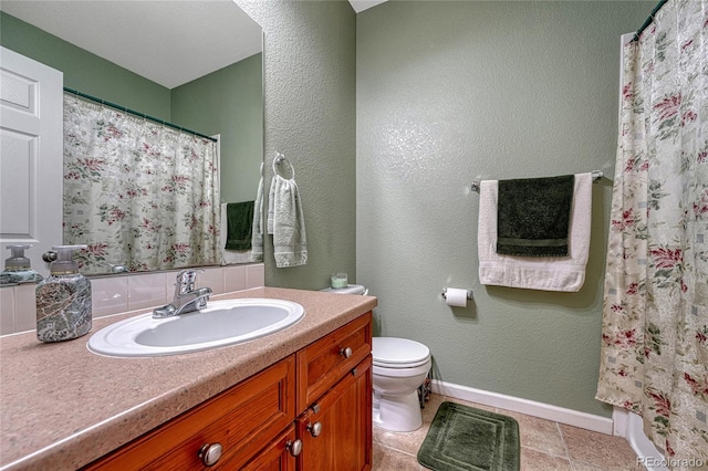 bathroom with a shower with shower curtain, toilet, vanity, and baseboards