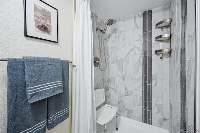 bathroom featuring tiled shower