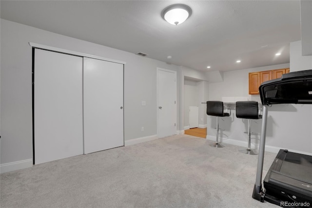 workout room featuring recessed lighting, visible vents, baseboards, and light colored carpet