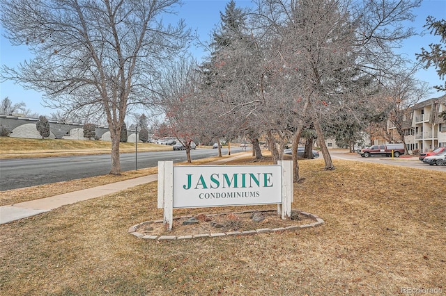 view of community featuring a yard