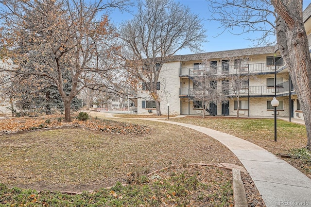 view of home's community featuring a yard