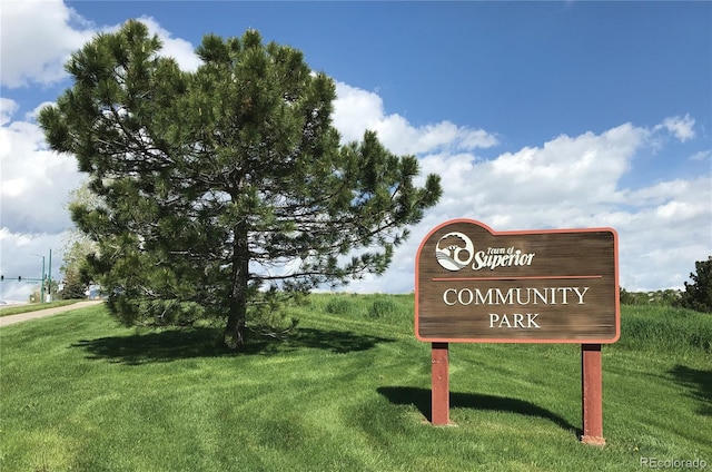 community sign with a yard