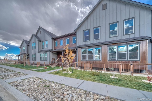 view of front of house featuring a front lawn