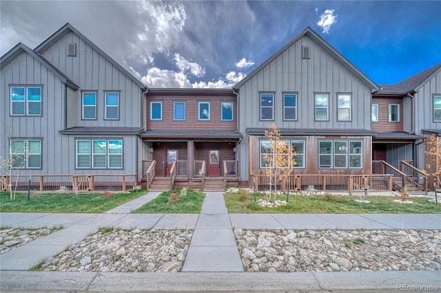 view of front of property featuring a porch