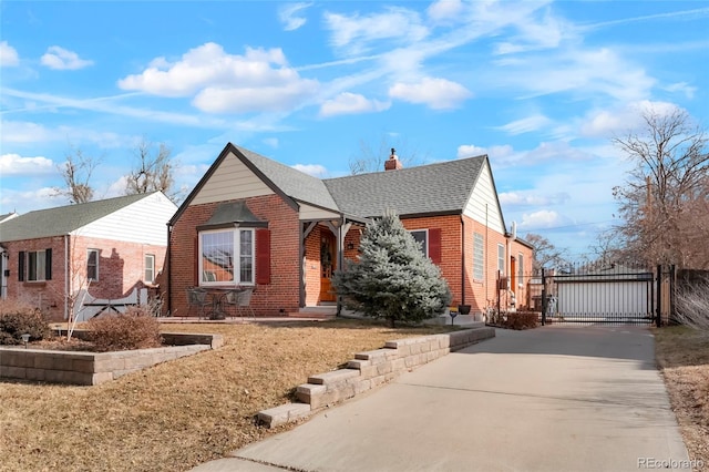 view of front of property featuring a front yard