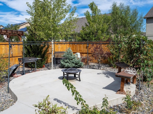 view of patio with an outdoor fire pit