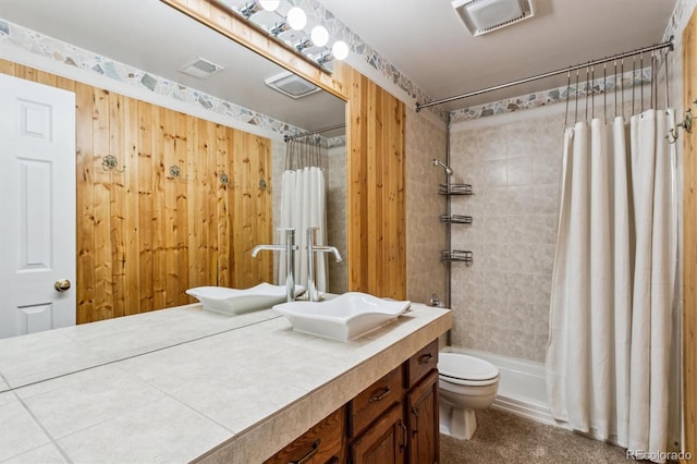 bathroom featuring vanity, a shower with curtain, and toilet