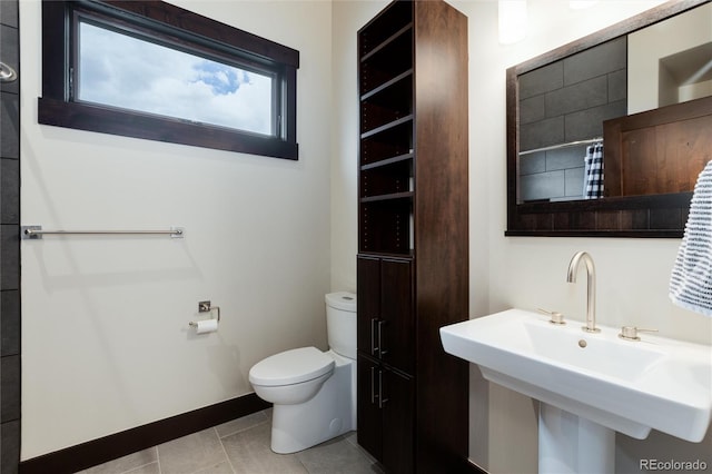 17 Vendette Rd, Silverthorne, CO 80498 - bathroom with toilet, baseboards, tile patterned floors, a sink, and a shower with curtain