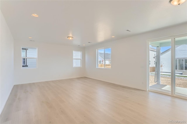 empty room featuring visible vents, light wood-style flooring, recessed lighting, and baseboards