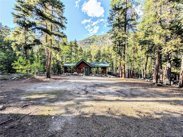 view of yard featuring a mountain view