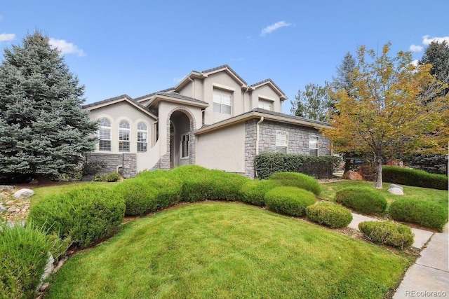 view of front of home featuring a front lawn